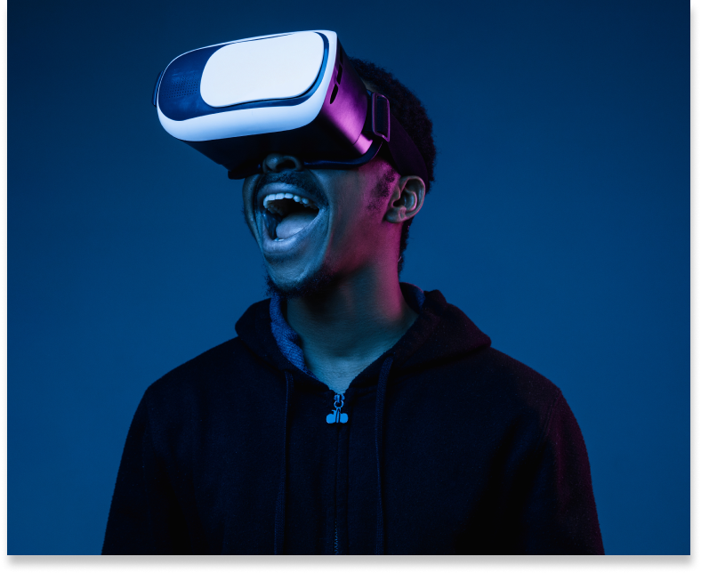 Homem utilizando um óculos de realidade aumentada no rosto, demonstando surpresa